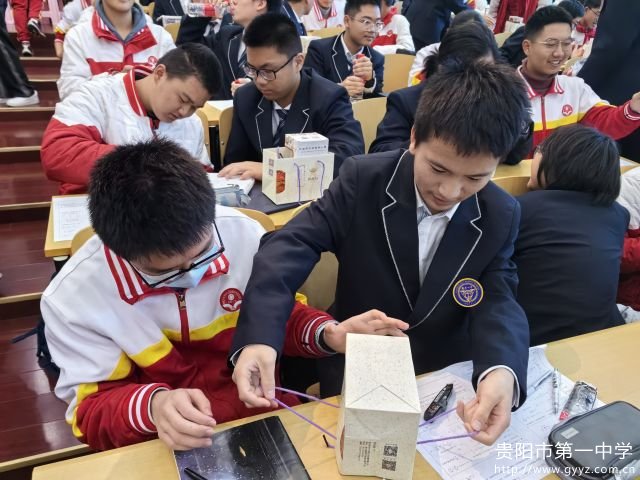 5.南京一中高一学生向我校学生赠送礼物.jpg