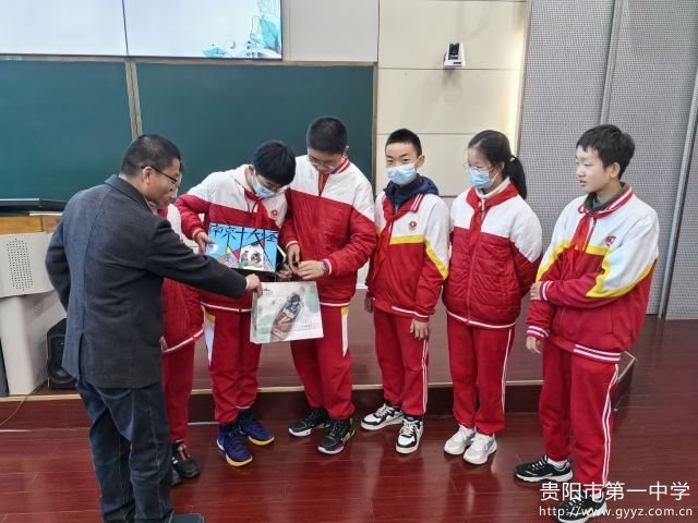 6.南京一中老师向我校邱班学生赠送纪念品.jpg