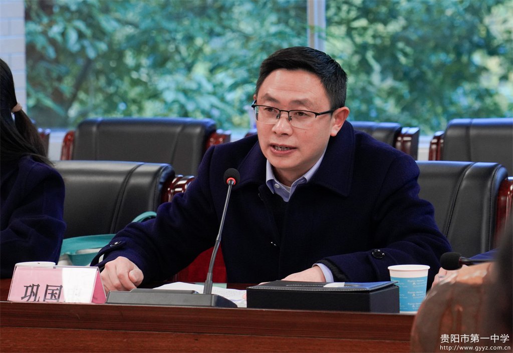 图5巩国忠副校长主持座谈会.jpg
