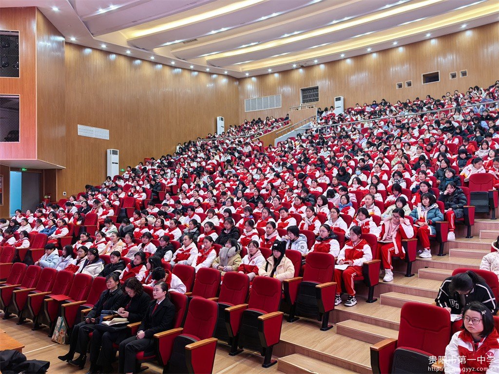 图8 讲座现场同学们认真聆听.jpg