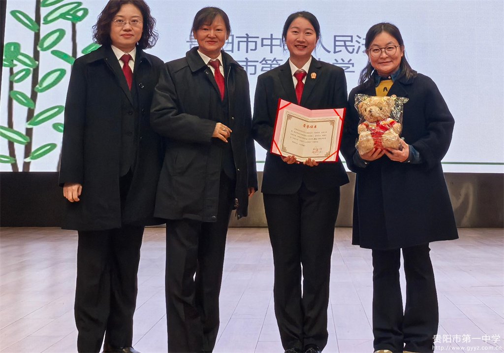 图9 向冉旭法官助理颁发荣誉证书.jpg